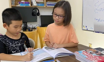 Cách tự học tiếng Anh của 'cô giáo nhí' 9 tuổi