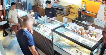Cái kết bất ngờ sau lần bán chịu cho khách Tây của chủ tiệm bánh ở TPHCM