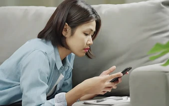 Cãi nhau rồi bỏ về nhà mẹ đẻ để "dằn mặt" chồng, tôi chết lặng khi lướt Facebook chị chồng và thấy một cảnh không thể tin nổi