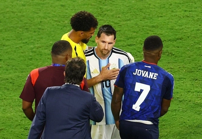 Cái ôm của Messi dành cho thủ quân 40 tuổi của Cape Verde sau trận đấu gây sốt Cái ôm của Messi dành cho thủ quân 40 tuổi của Cape Verde sau trận đấu gây sốt