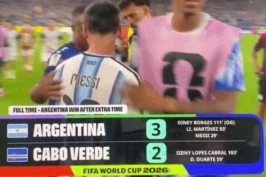 Cái ôm của Messi dành cho thủ quân 40 tuổi của Cape Verde sau trận đấu gây sốt Cái ôm của Messi dành cho thủ quân 40 tuổi của Cape Verde sau trận đấu gây sốt