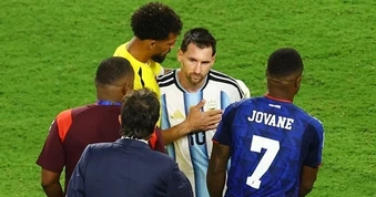 Cái ôm của Messi dành cho thủ quân 40 tuổi của Cape Verde sau trận đấu gây sốt