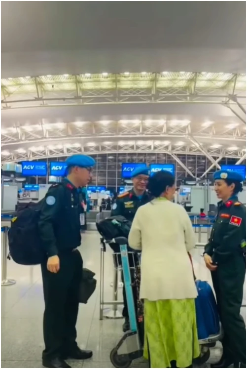 Cái ôm vội ở sân bay: Các chiến sĩ “mũ nồi xanh” tạm biệt gia đình, lên đường làm nhiệm vụ quốc tế