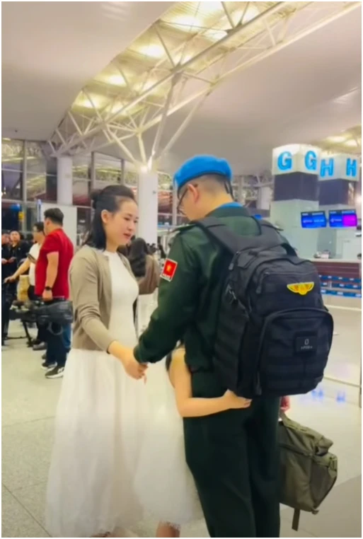Cái ôm vội ở sân bay: Các chiến sĩ “mũ nồi xanh” tạm biệt gia đình, lên đường làm nhiệm vụ quốc tế
