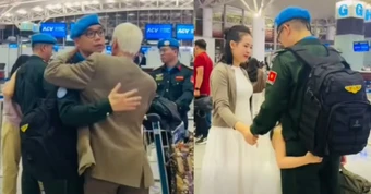 Cái ôm vội ở sân bay: Các chiến sĩ “mũ nồi xanh” tạm biệt gia đình, lên đường làm nhiệm vụ quốc tế