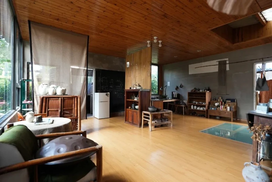 Cải tạo căn hộ 45m² thành nơi lý tưởng không điều hòa và đồ cũ vẫn đẹp