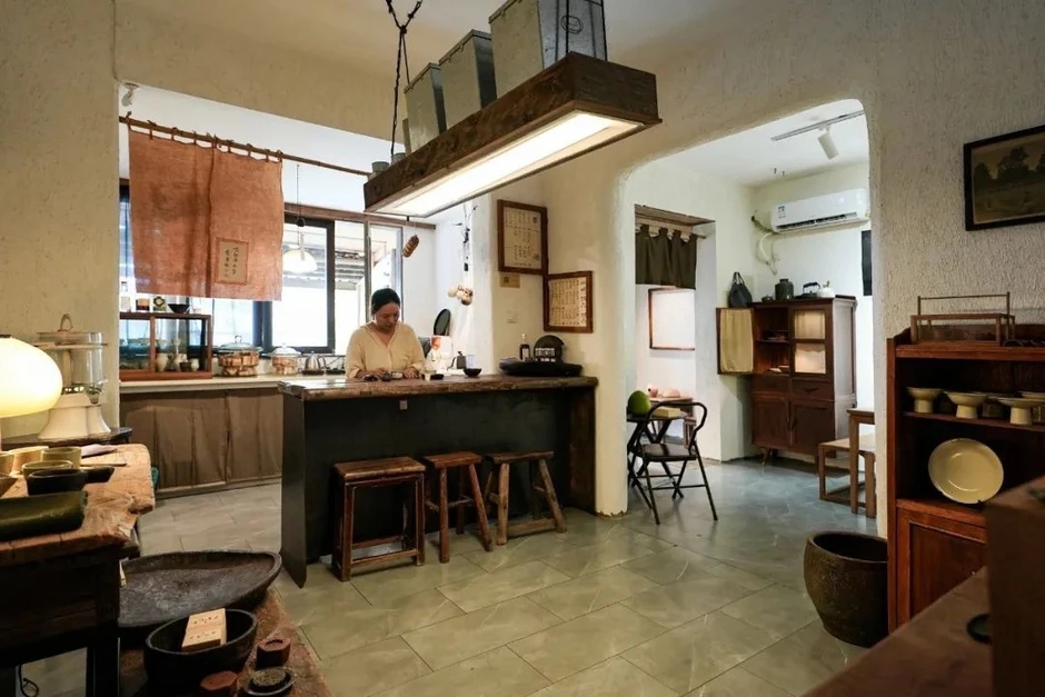 Cải tạo căn hộ 45m² thành nơi lý tưởng không điều hòa và đồ cũ vẫn đẹp