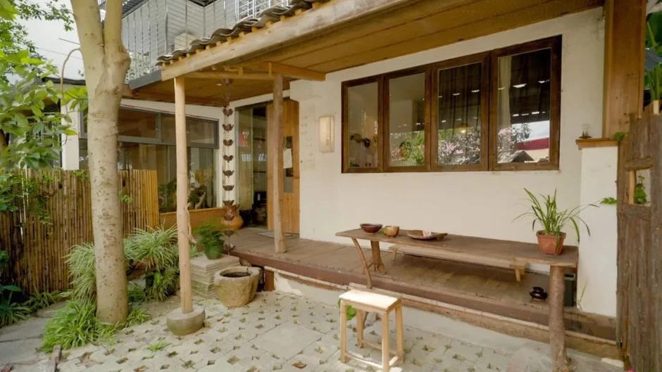 Cải tạo căn hộ 45m² thành nơi lý tưởng không điều hòa và đồ cũ vẫn đẹp