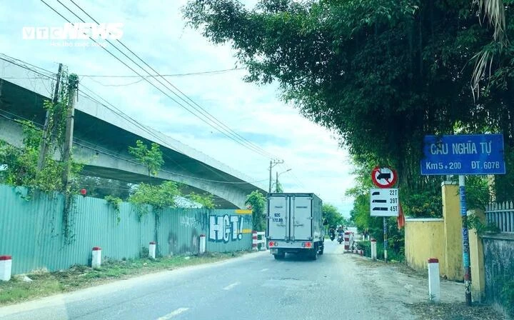 Cắm biển báo công trường thi công nhưng 2 năm trời không thấy bóng công nhân Cắm biển báo công trường thi công nhưng 2 năm trời không thấy bóng công nhân
