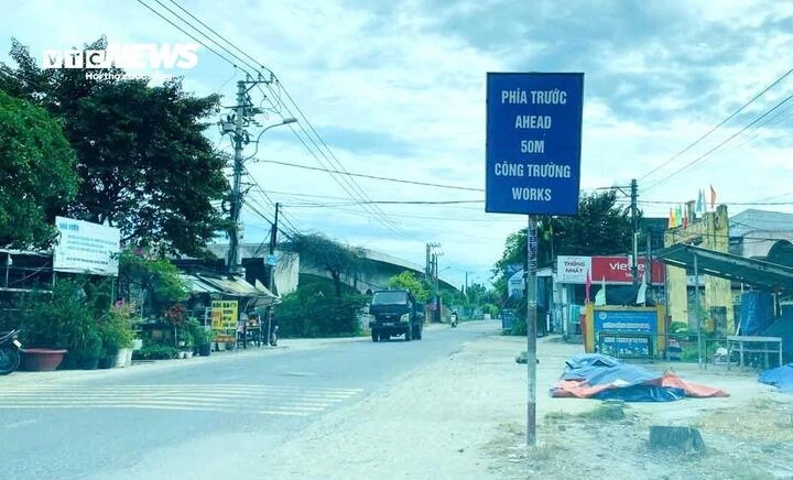 Cắm biển báo công trường thi công nhưng 2 năm trời không thấy bóng công nhân Cắm biển báo công trường thi công nhưng 2 năm trời không thấy bóng công nhân