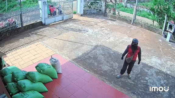Camera an ninh ghi lại chuỗi hành động kỳ lạ của shipper Camera an ninh ghi lại chuỗi hành động kỳ lạ của shipper