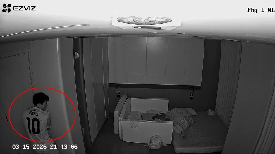 Camera ghi lại cảnh một người "lén lút di chuyển" trong phòng ngủ nhà Đoàn Văn Hậu: Xem đến đoạn cuối mới thở phào! Camera ghi lại cảnh một người "lén lút di chuyển" trong phòng ngủ nhà Đoàn Văn Hậu: Xem đến đoạn cuối mới thở phào!