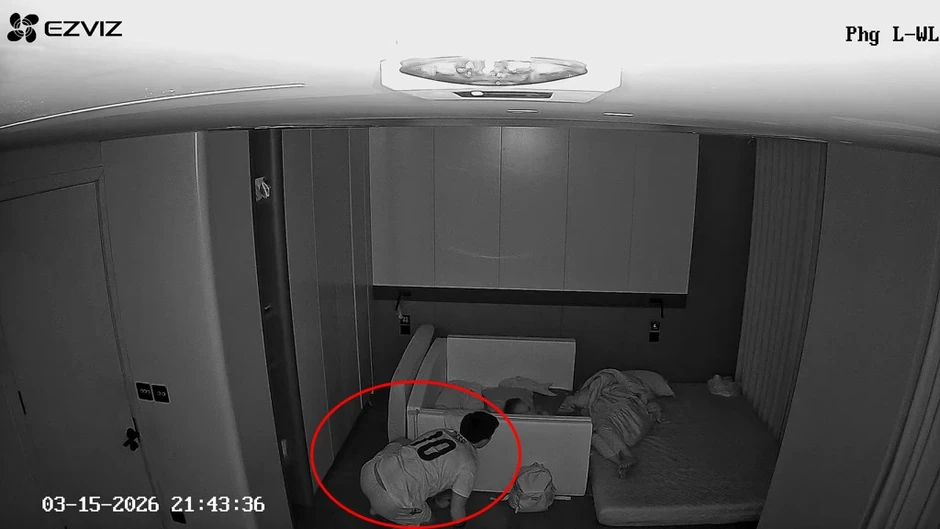 Camera ghi lại cảnh một người "lén lút di chuyển" trong phòng ngủ nhà Đoàn Văn Hậu: Xem đến đoạn cuối mới thở phào! Camera ghi lại cảnh một người "lén lút di chuyển" trong phòng ngủ nhà Đoàn Văn Hậu: Xem đến đoạn cuối mới thở phào!