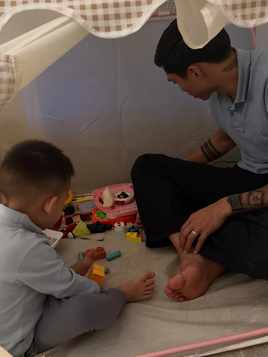 Camera ghi lại cảnh một người "lén lút di chuyển" trong phòng ngủ nhà Đoàn Văn Hậu: Xem đến đoạn cuối mới thở phào! Camera ghi lại cảnh một người "lén lút di chuyển" trong phòng ngủ nhà Đoàn Văn Hậu: Xem đến đoạn cuối mới thở phào!