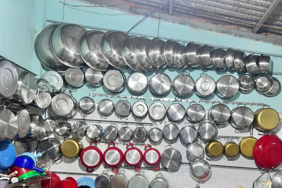 Căn bếp của gia đình ở Tây Ninh gây sốt, cả trăm chiếc nồi thẳng tăm tắp Căn bếp của gia đình ở Tây Ninh gây sốt, cả trăm chiếc nồi thẳng tăm tắp