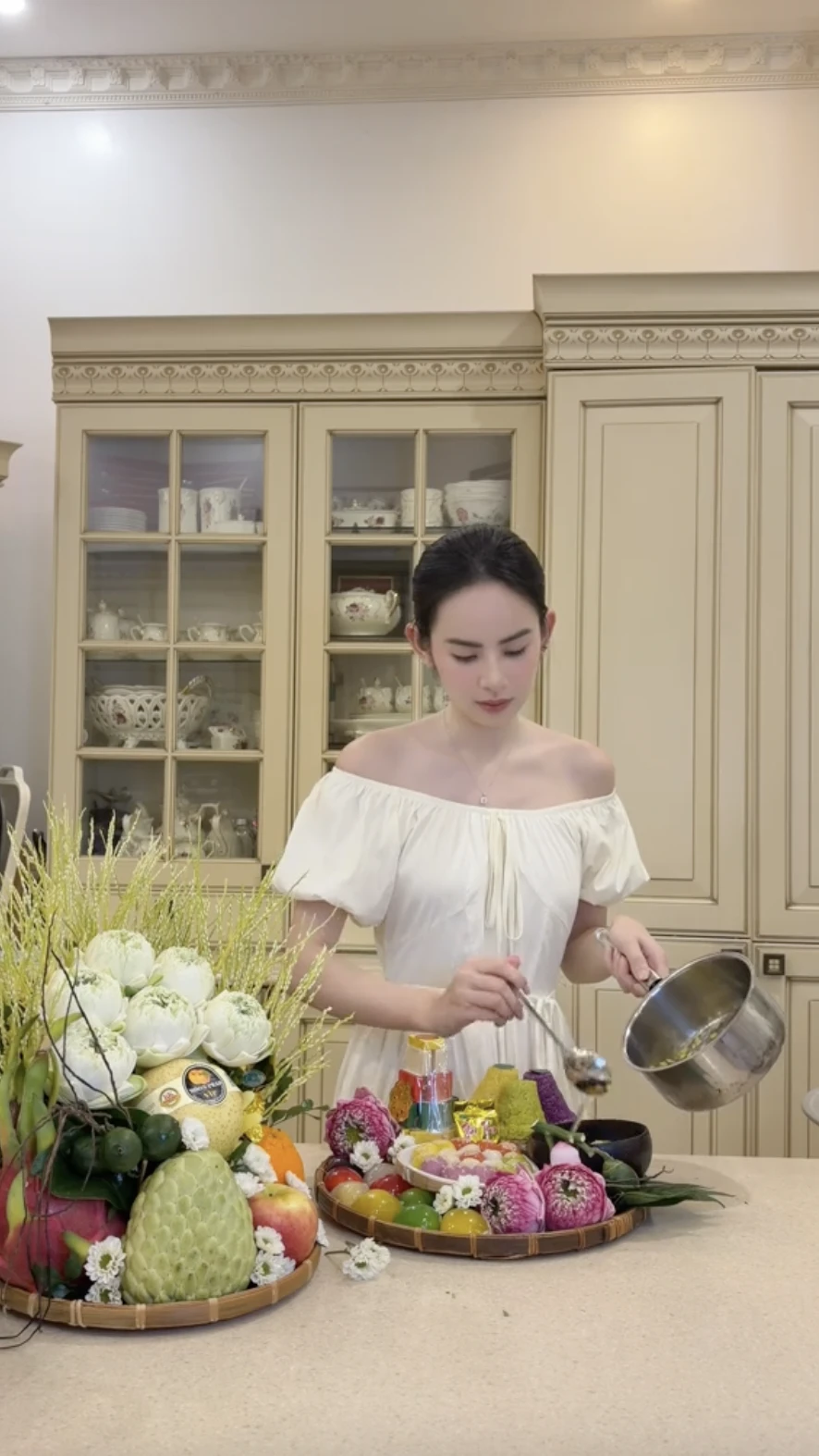 Căn bếp của mỹ nhân SN 2002 làm dâu cựu Chủ tịch Căn bếp của mỹ nhân SN 2002 làm dâu cựu Chủ tịch