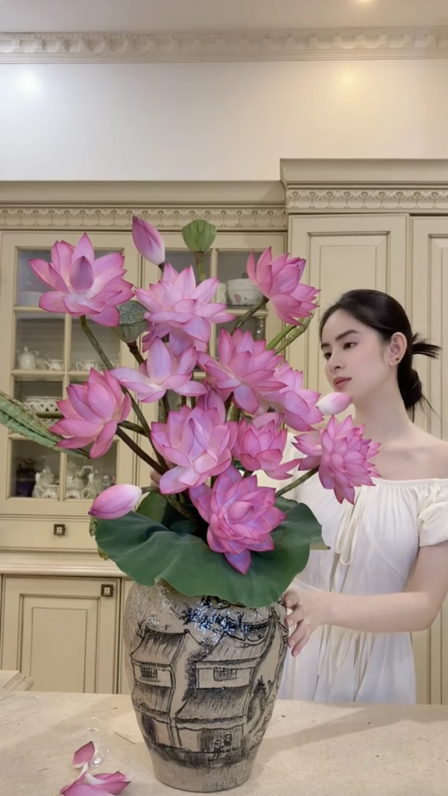 Căn bếp của mỹ nhân SN 2002 làm dâu cựu Chủ tịch Căn bếp của mỹ nhân SN 2002 làm dâu cựu Chủ tịch
