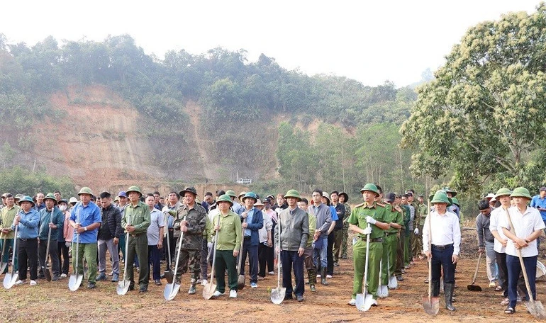 Cán bộ, nhân dân xã Na Son ra quân đào hố trồng mắc-ca, cà-phê Cán bộ, nhân dân xã Na Son ra quân đào hố trồng mắc-ca, cà-phê