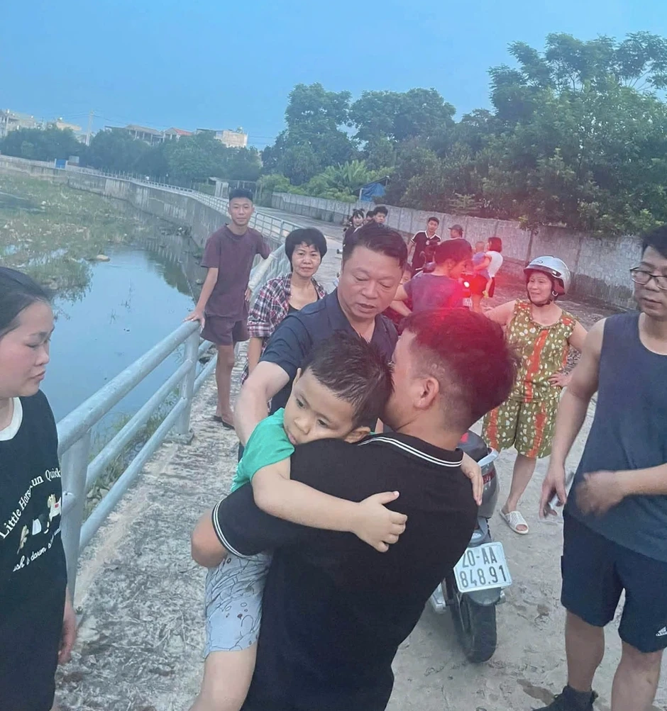 Cán bộ xã bơi ra giữa dòng nước xiết cứu bé trai