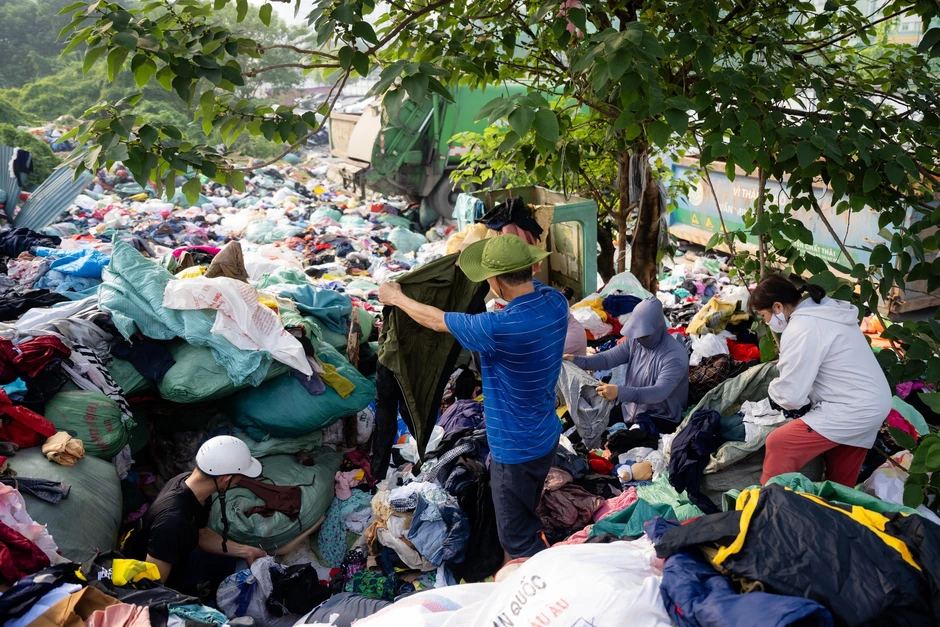 Cận cảnh 300 tấn quần áo cũ chất thành “núi” ở Hà Nội, người dân bới tìm đồ còn lành lặn