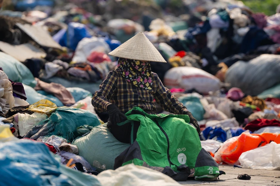 Cận cảnh 300 tấn quần áo cũ chất thành “núi” ở Hà Nội, người dân bới tìm đồ còn lành lặn