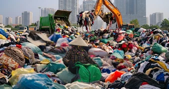 Cận cảnh 300 tấn quần áo cũ chất thành “núi” ở Hà Nội, người dân bới tìm đồ còn lành lặn