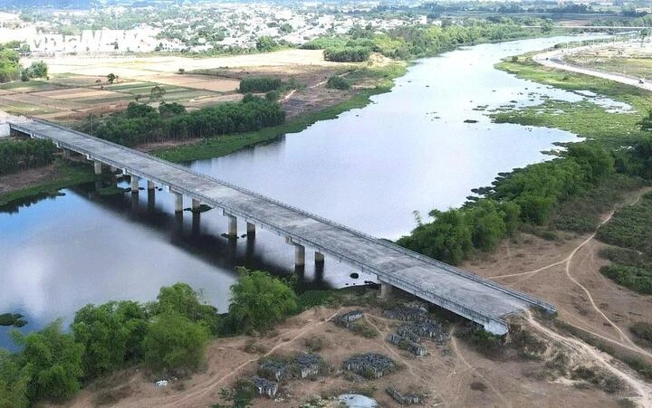 Cận cảnh cầu thuộc dự án 250 tỷ xây xong 'chỉ để ngắm' Cận cảnh cầu thuộc dự án 250 tỷ xây xong 'chỉ để ngắm'