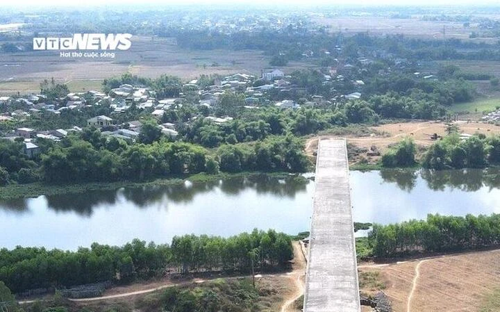 Cận cảnh cầu thuộc dự án 250 tỷ xây xong 'chỉ để ngắm' Cận cảnh cầu thuộc dự án 250 tỷ xây xong 'chỉ để ngắm'