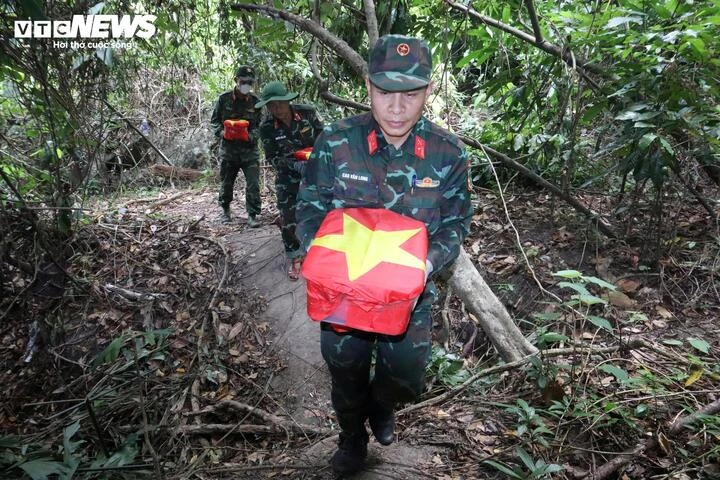 Cận cảnh hang Đá Sập - nơi phát hiện 5 hài cốt liệt sĩ cùng nhiều di vật Cận cảnh hang Đá Sập - nơi phát hiện 5 hài cốt liệt sĩ cùng nhiều di vật
