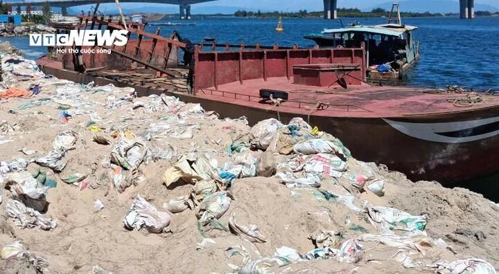 Cận cảnh kè An Lương tan nát sau mưa lũ, Đà Nẵng 'rót' 210 tỷ dựng 'tường thành' Cận cảnh kè An Lương tan nát sau mưa lũ, Đà Nẵng 'rót' 210 tỷ dựng 'tường thành'