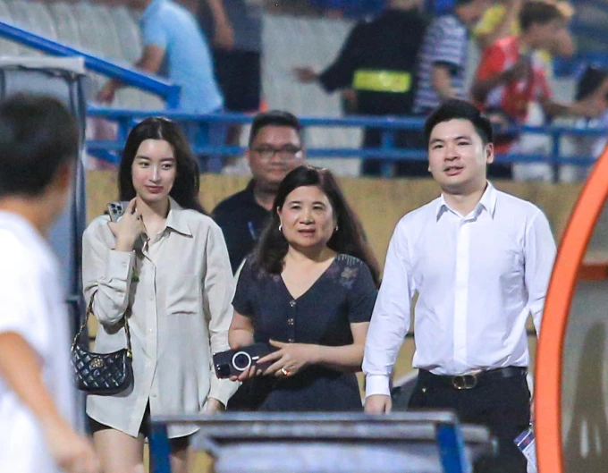 Cận cảnh mâm cơm chuẩn "vợ đảm" của Đỗ Mỹ Linh, hé lộ cuộc sống làm dâu hào môn nhà bầu Hiển Cận cảnh mâm cơm chuẩn "vợ đảm" của Đỗ Mỹ Linh, hé lộ cuộc sống làm dâu hào môn nhà bầu Hiển