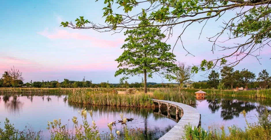 Cận cảnh ngôi nhà đồng quê nơi Beckham dùng để nuôi gà, trồng hoa Cận cảnh ngôi nhà đồng quê nơi Beckham dùng để nuôi gà, trồng hoa