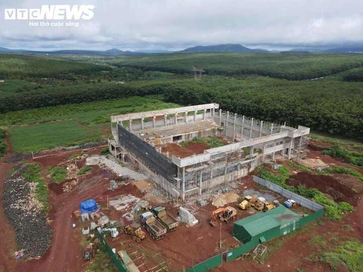 Cận cảnh nhà thi đấu ở Đắk Lắk nứt gãy một phần khi đang thi công Cận cảnh nhà thi đấu ở Đắk Lắk nứt gãy một phần khi đang thi công