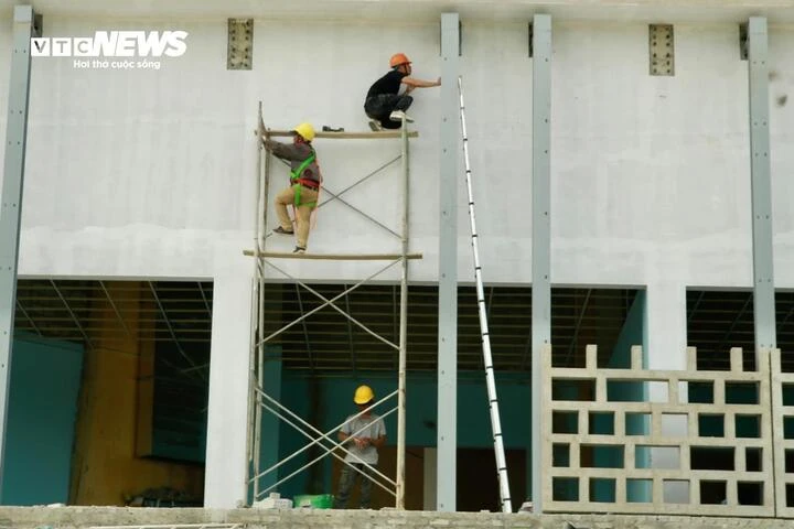 Cận cảnh quảng trường gần 200 tỷ ở Huế sau nhiều lần trễ hẹn ngày về đích Cận cảnh quảng trường gần 200 tỷ ở Huế sau nhiều lần trễ hẹn ngày về đích