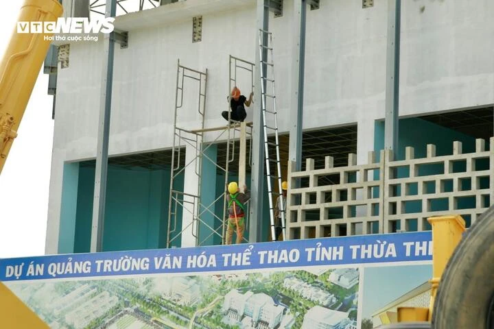Cận cảnh quảng trường gần 200 tỷ ở Huế sau nhiều lần trễ hẹn ngày về đích Cận cảnh quảng trường gần 200 tỷ ở Huế sau nhiều lần trễ hẹn ngày về đích