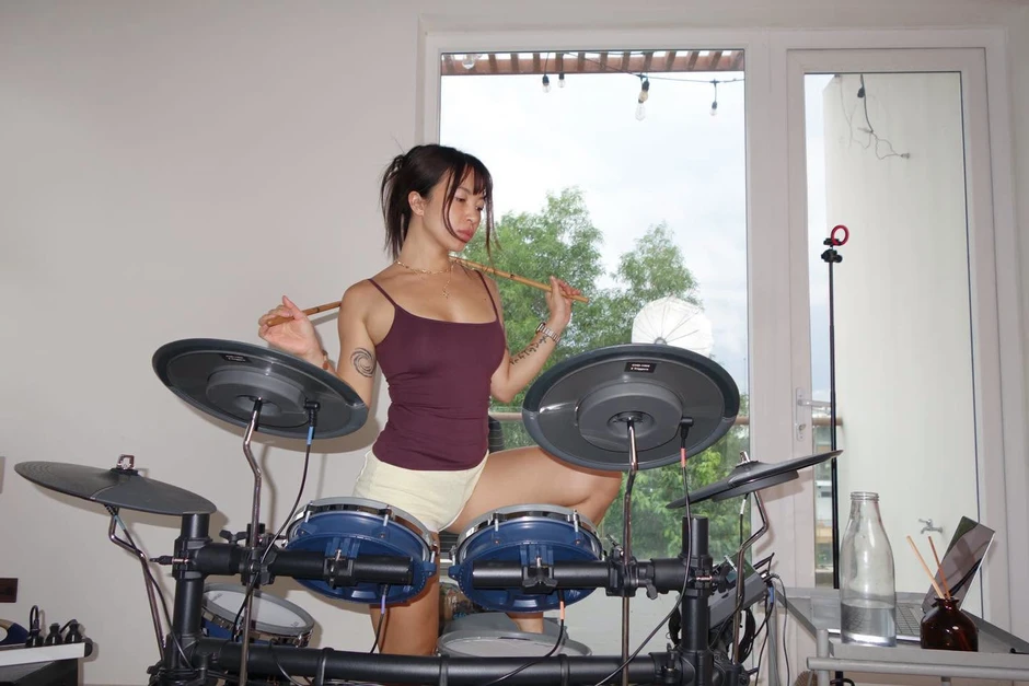 Cận cảnh vóc dáng gợi cảm của hot girl thể hình khi chơi trống Cận cảnh vóc dáng gợi cảm của hot girl thể hình khi chơi trống