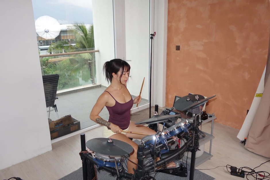 Cận cảnh vóc dáng gợi cảm của hot girl thể hình khi chơi trống Cận cảnh vóc dáng gợi cảm của hot girl thể hình khi chơi trống