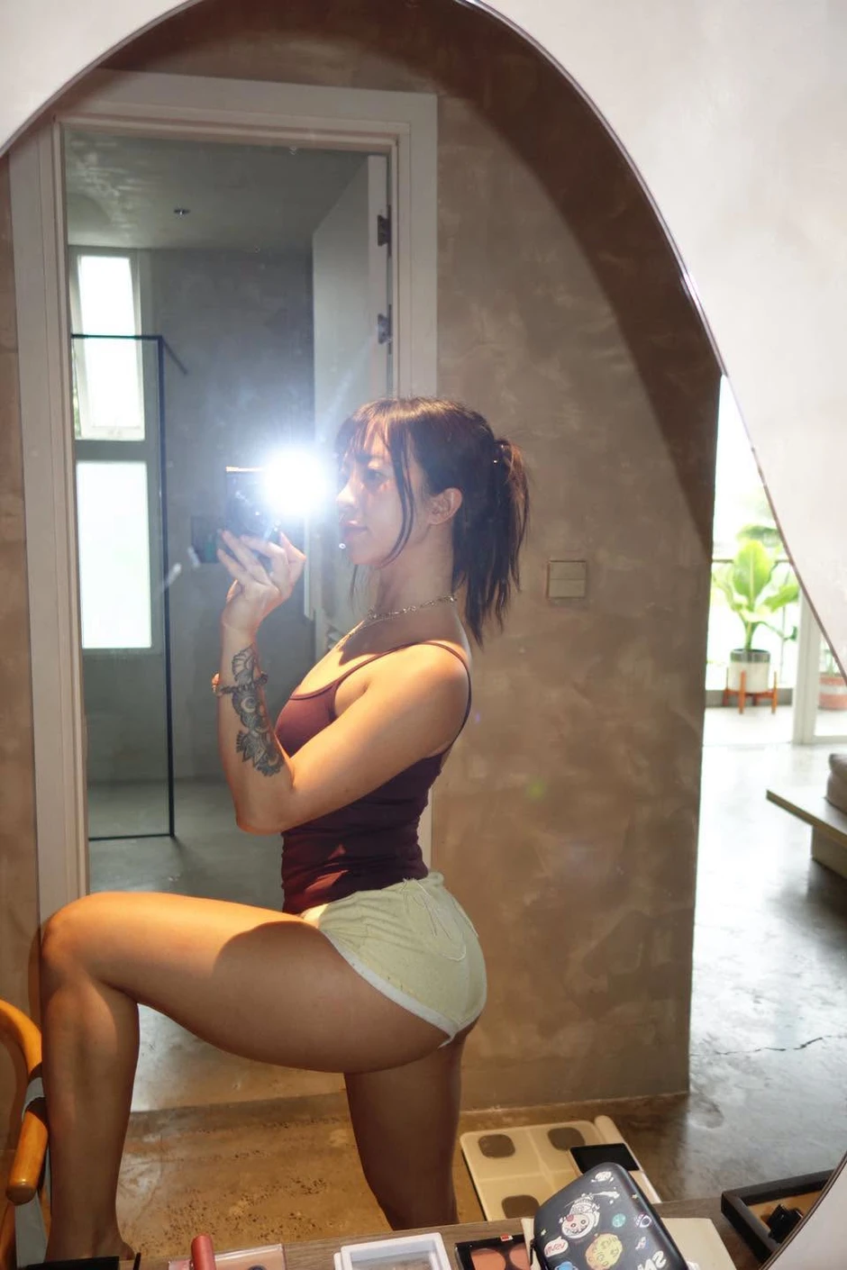 Cận cảnh vóc dáng gợi cảm của hot girl thể hình khi chơi trống Cận cảnh vóc dáng gợi cảm của hot girl thể hình khi chơi trống
