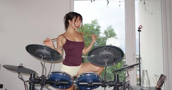 Cận cảnh vóc dáng gợi cảm của hot girl thể hình khi chơi trống