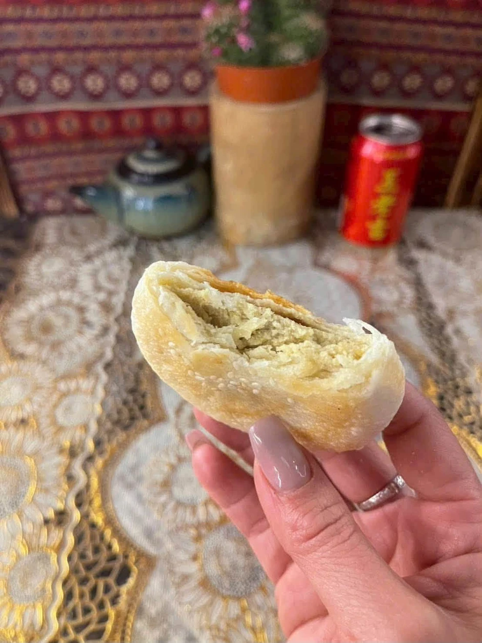 Cắn miếng bánh hạt dẻ chồng mang về từ chuyến công tác, tôi cười nhạt nhìn lại hôn nhân 10 năm Cắn miếng bánh hạt dẻ chồng mang về từ chuyến công tác, tôi cười nhạt nhìn lại hôn nhân 10 năm