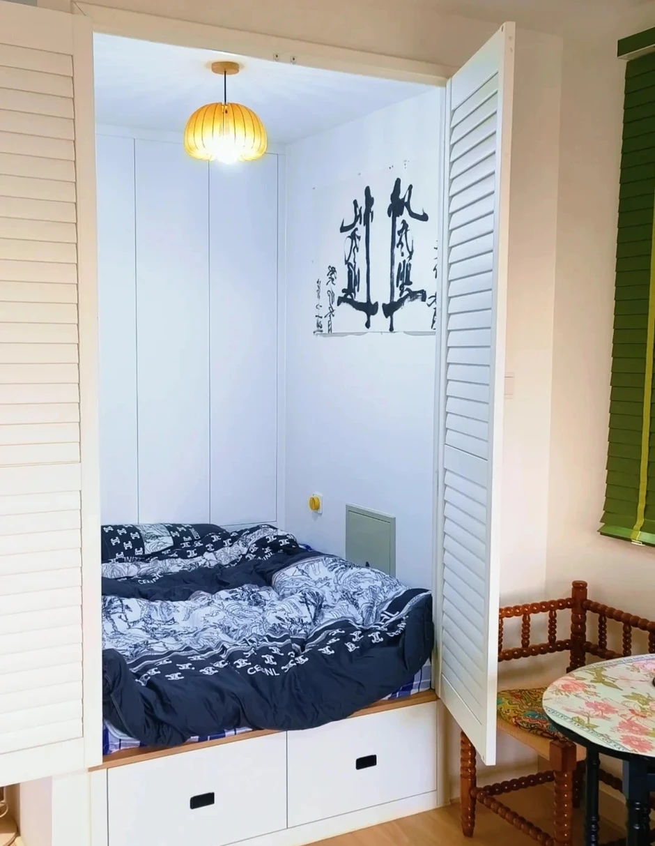 Căn nhà 33m2 của chàng trai sống một mình gây sốt: Phòng ngủ chỉ 3m2 nằm ngay trong phòng khách!