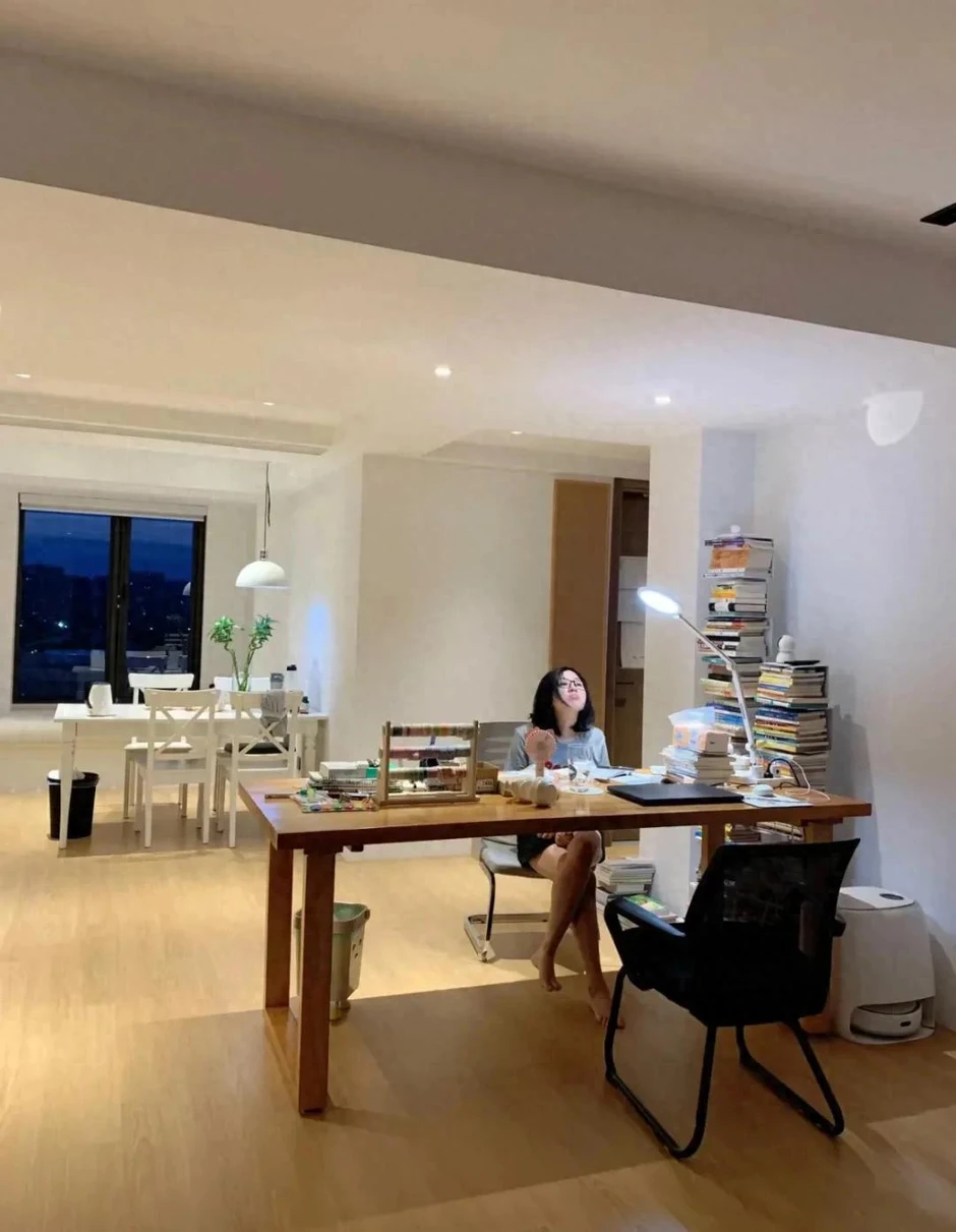 Căn nhà không có đồ decor cầu kỳ của gia đình 3 người lại khiến nhiều người thừa nhận: “Đây mới là giàu thật sự”! Căn nhà không có đồ decor cầu kỳ của gia đình 3 người lại khiến nhiều người thừa nhận: “Đây mới là giàu thật sự”!