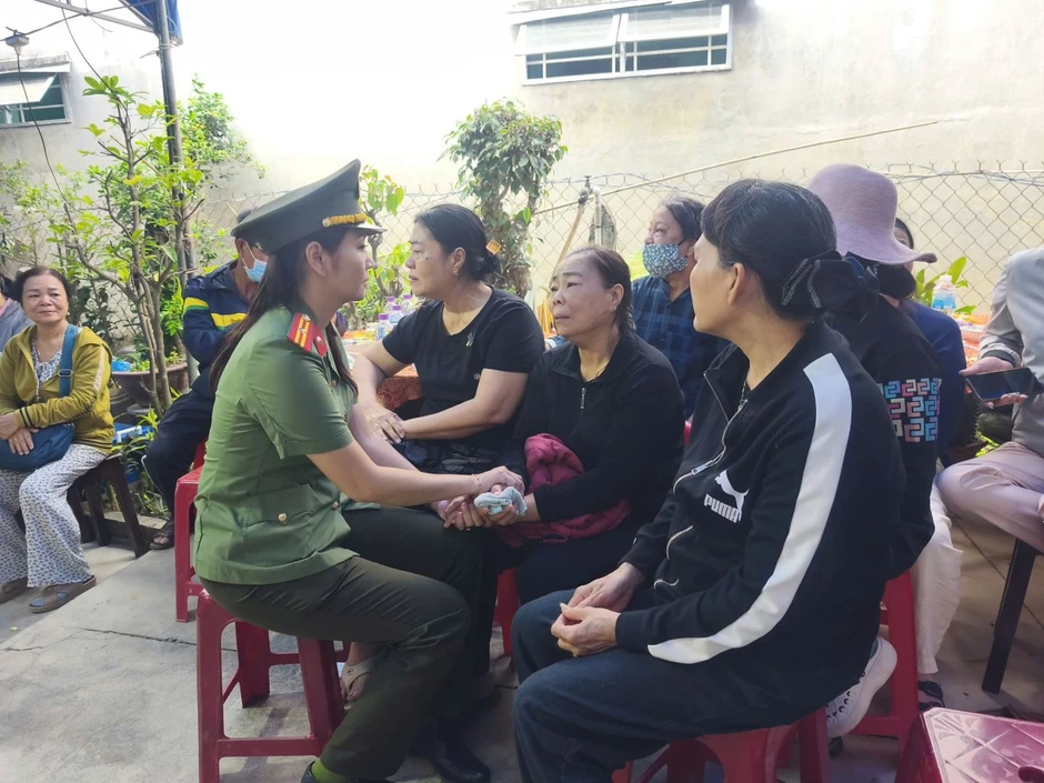 Căn nhà nhỏ ngày tang lễ của Thiếu tá hy sinh trong vụ "cát tặc", hình ảnh người vợ trẻ ôm con 8 tháng tuổi đầy xót xa Căn nhà nhỏ ngày tang lễ của Thiếu tá hy sinh trong vụ "cát tặc", hình ảnh người vợ trẻ ôm con 8 tháng tuổi đầy xót xa
