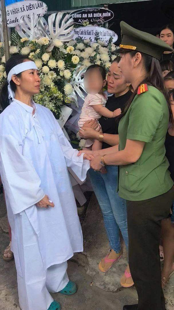 Căn nhà nhỏ ngày tang lễ của Thiếu tá hy sinh trong vụ "cát tặc", hình ảnh người vợ trẻ ôm con 8 tháng tuổi đầy xót xa Căn nhà nhỏ ngày tang lễ của Thiếu tá hy sinh trong vụ "cát tặc", hình ảnh người vợ trẻ ôm con 8 tháng tuổi đầy xót xa