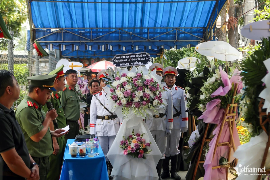 Căn nhà nhỏ ngày tang lễ của Thiếu tá hy sinh trong vụ "cát tặc", hình ảnh người vợ trẻ ôm con 8 tháng tuổi đầy xót xa Căn nhà nhỏ ngày tang lễ của Thiếu tá hy sinh trong vụ "cát tặc", hình ảnh người vợ trẻ ôm con 8 tháng tuổi đầy xót xa