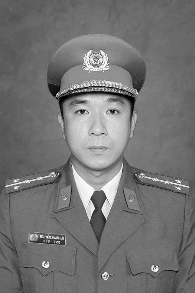Căn nhà nhỏ ngày tang lễ của Thiếu tá hy sinh trong vụ "cát tặc", hình ảnh người vợ trẻ ôm con 8 tháng tuổi đầy xót xa Căn nhà nhỏ ngày tang lễ của Thiếu tá hy sinh trong vụ "cát tặc", hình ảnh người vợ trẻ ôm con 8 tháng tuổi đầy xót xa