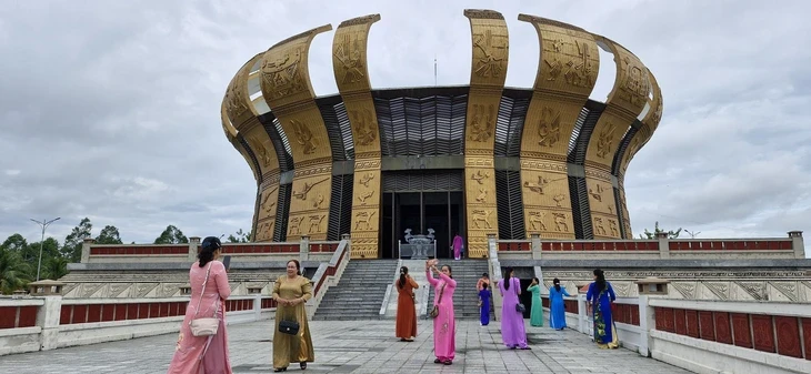 Cần Thơ miễn phí cơm chay khi viếng Đền thờ Vua Hùng Cần Thơ miễn phí cơm chay khi viếng Đền thờ Vua Hùng