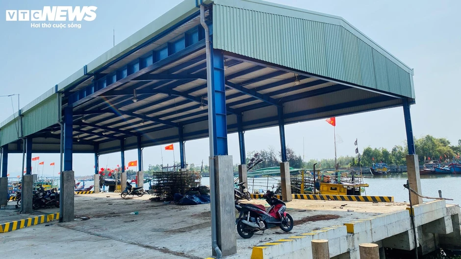 Cảng cá 120 tỷ xây xong 'chỉ để ngắm', ngư dân chờ hoài chẳng thấy cảnh bán buôn
