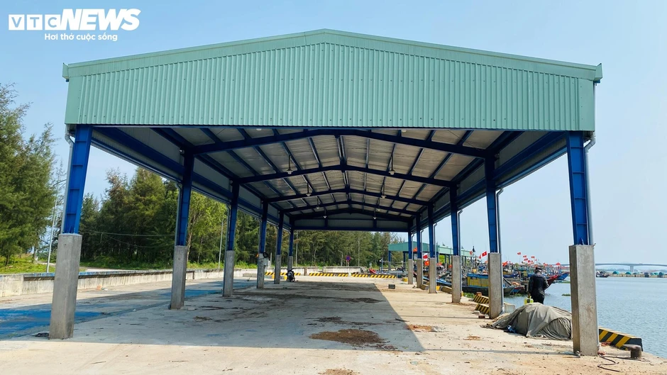Cảng cá 120 tỷ xây xong 'chỉ để ngắm', ngư dân chờ hoài chẳng thấy cảnh bán buôn