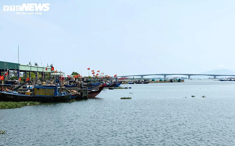 Cảng cá 120 tỷ xây xong 'chỉ để ngắm', ngư dân chờ hoài chẳng thấy cảnh bán buôn